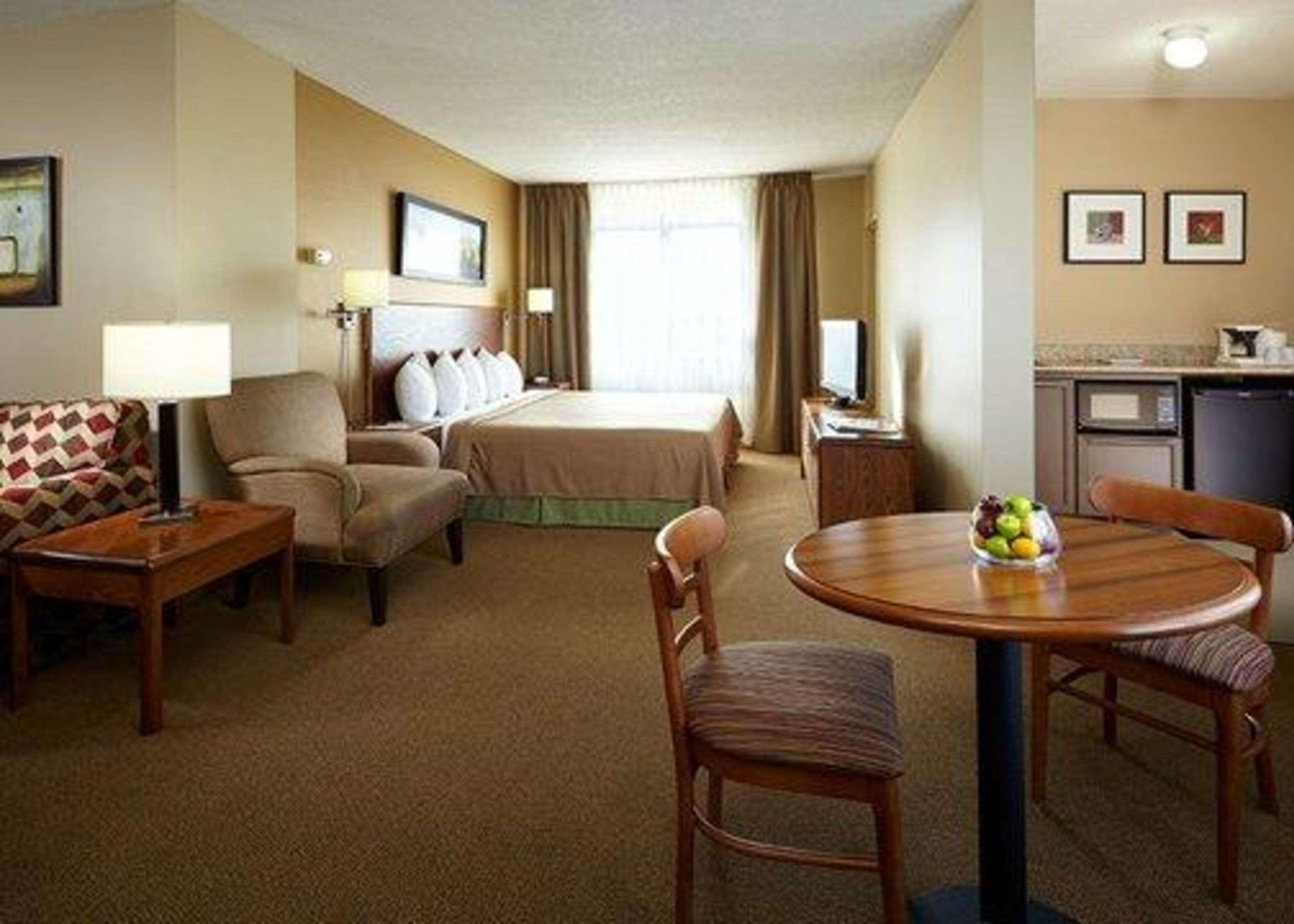 Quality Inn & Suites Pe Trudeau Airport Dorval Kültér fotó